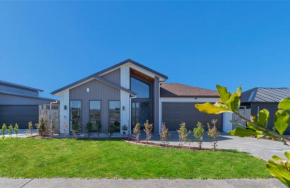Beach Revival - Clarks Beach Holiday Home, Clarks Beach